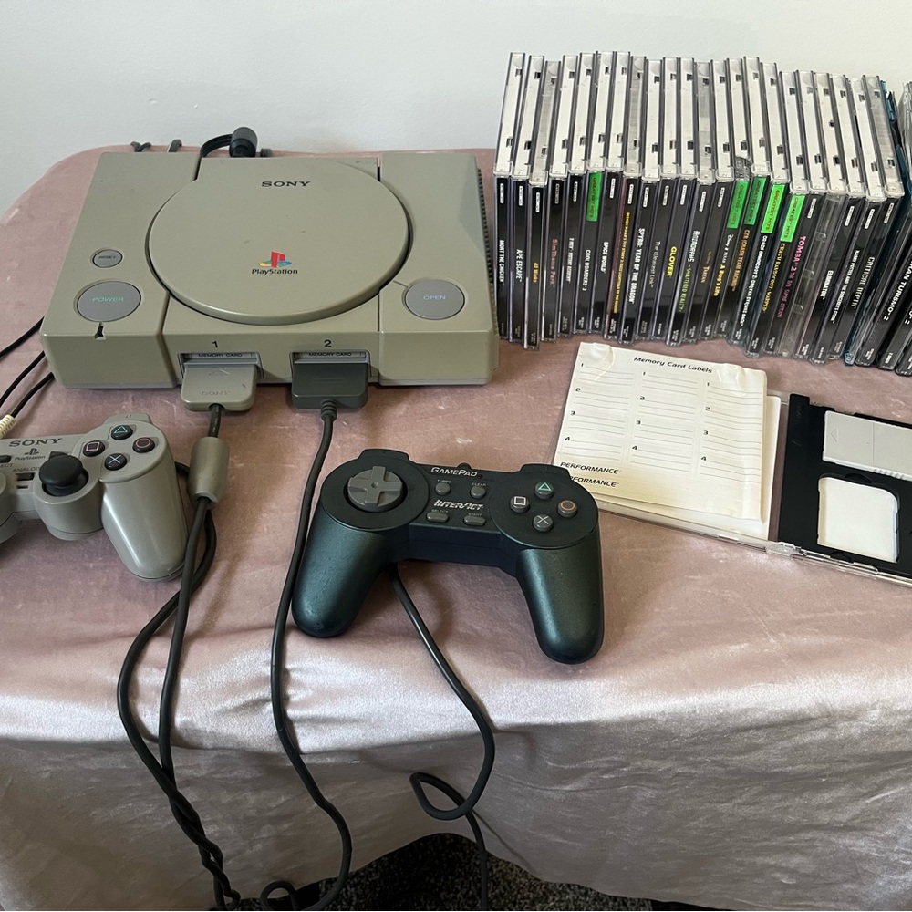 Sony PlayStation Console with Classic Design - Lots of Games included - Works we